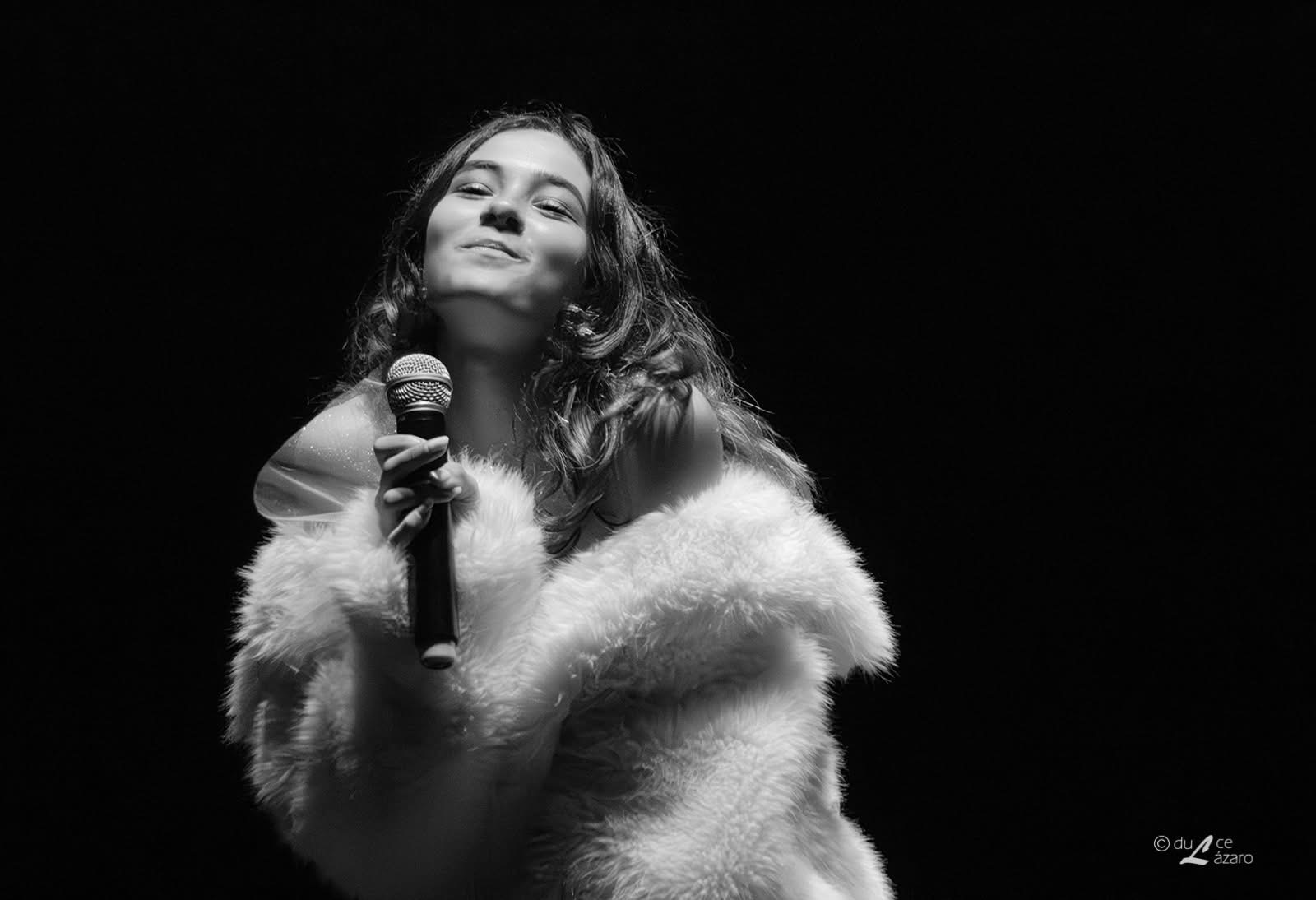 Aluna do Saga Teatro a cantar em palco