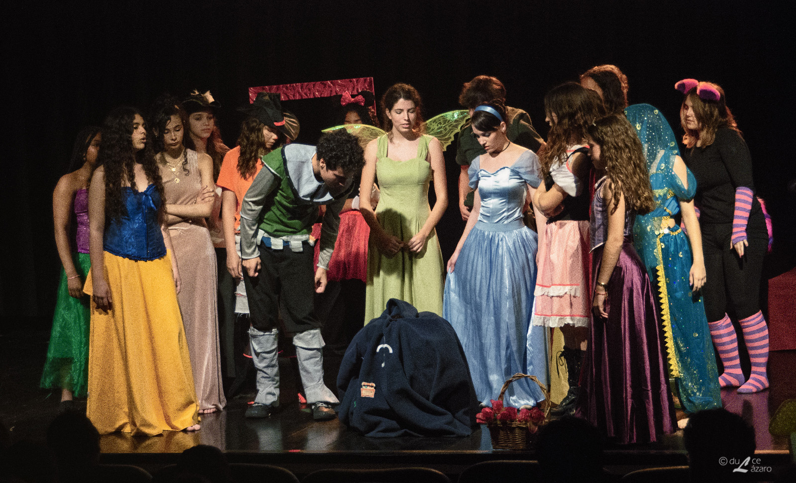 Jovens atores do Saga Teatro em espetáculo